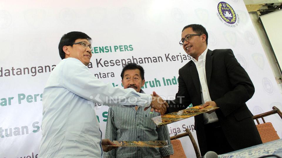 Sekjen PB PASI, Tigor M Tanjung (kiri) dan Sekjen PSSI (Kanan) berjabat tangan usai menandatangani perjanjian kerjasama PSI dan PSSI di Stadion Madya, Senayan, Jakarta Jumat (13/02/15). - INDOSPORT